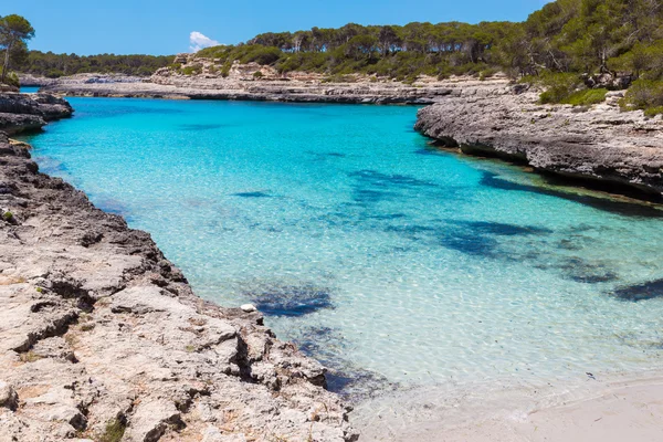 Türkisfarbenes Wasser einer Bucht im Naturpark Mondrago, Mallorca, Spanien lizenzfreie Stockfotos