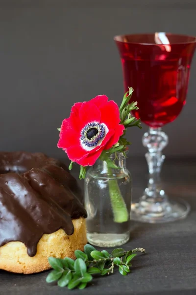 Pastel de Pascua y anémona roja — Foto de Stock