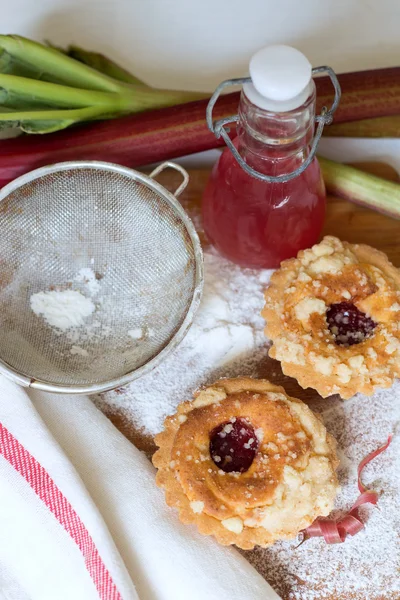 Rhabarberkuchen und Limonade — Stockfoto