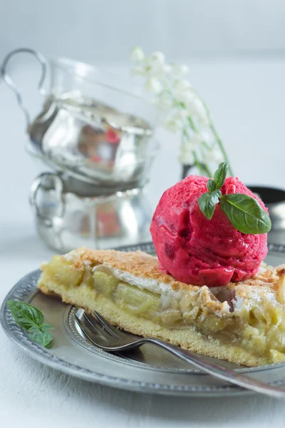 Ruibarbo pastel de manzana y una cucharada de sorbete de frambuesa con albahaca — Foto de Stock