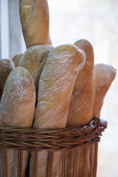 Vers stokbrood in een mandje — Stockfoto