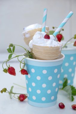 bir fincan beyaz lekeli mavi orman yaban çileği ile dondurma 