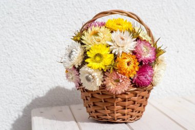 Masadaki çilek çiçeklerinin sonbahar süslemesi