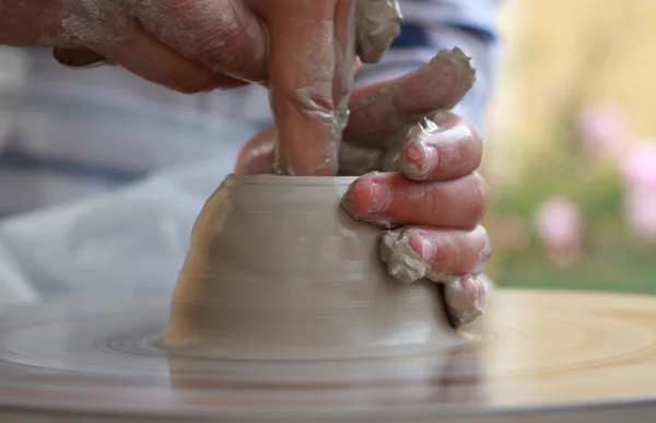 Děti potter ruce vytváření nové pohár — Stock fotografie