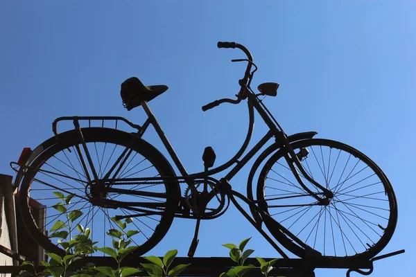 Велосипед на фоне неба — стоковое фото