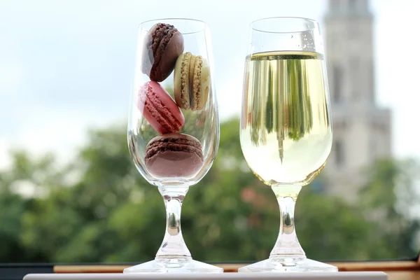 Twee glazen van Franse macarons en witte wijn — Stockfoto