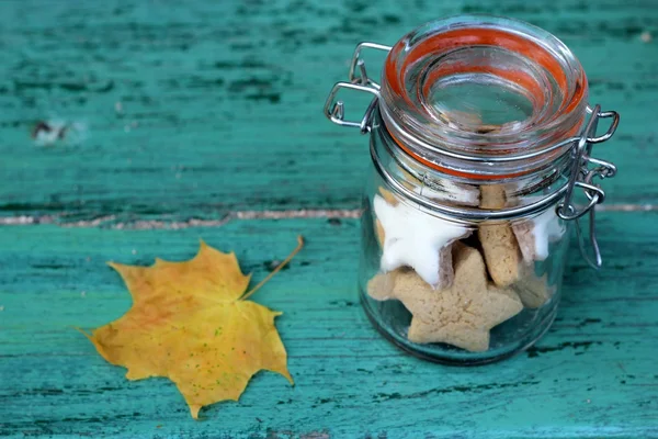 Biscoitos de outono em um frasco de vidro retro — Fotografia de Stock