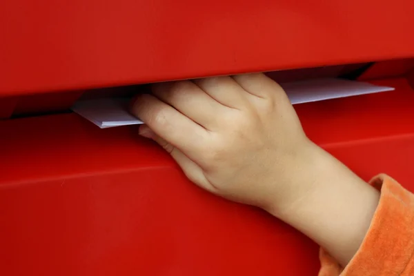 Main des enfants mettre des lettres dans la boîte aux lettres — Photo