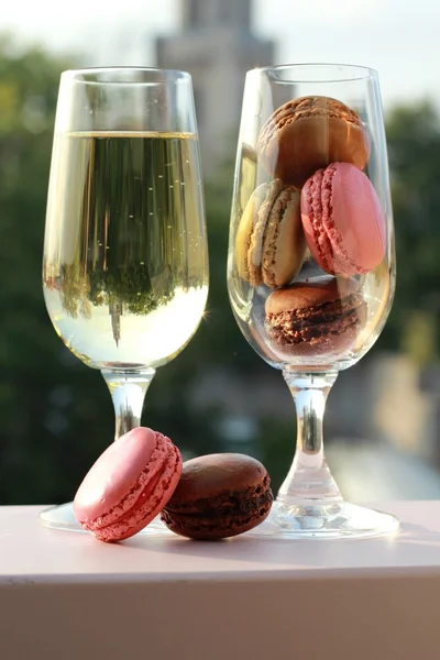 Två glas av franska macarons och champagne Stockfoto