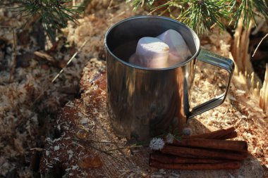 Marshmallow ile sıcak çikolatalı süt