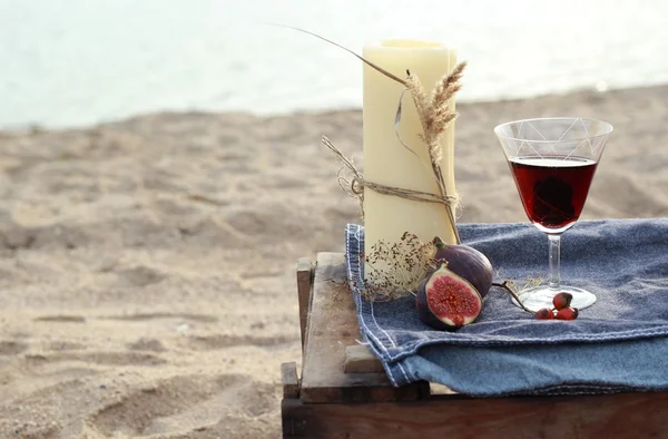 ビーチでのキャンドルと赤ワイン — ストック写真