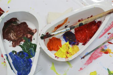 Plastik kaplarda renkli boyalar