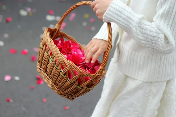 Çocuk el atmak gül yaprakları