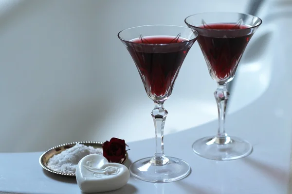 Two glasses of red wine in the bathroom — Stock Photo, Image