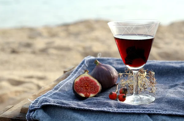 Rött vin ont stranden - picknick i skandinavisk stil — Stockfoto