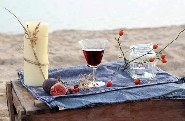 Rött vin på stranden - picknick i skandinavisk stil — Stockfoto