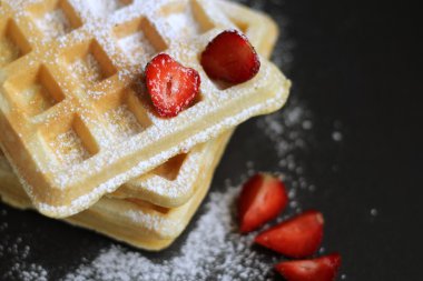 Waffle koyu arka plan üzerinde çilek ile
