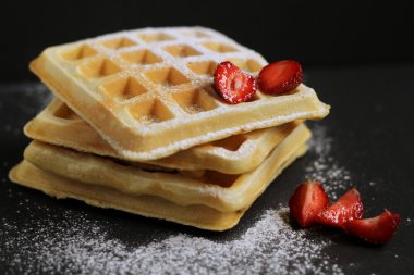 Waffle koyu arka plan üzerinde çilek ile