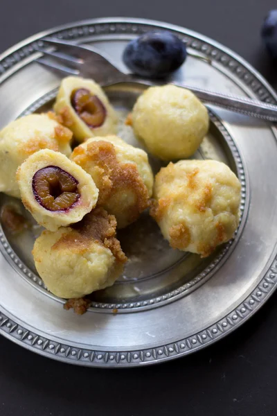 Aardappel Dumplings met pruimen — Stockfoto