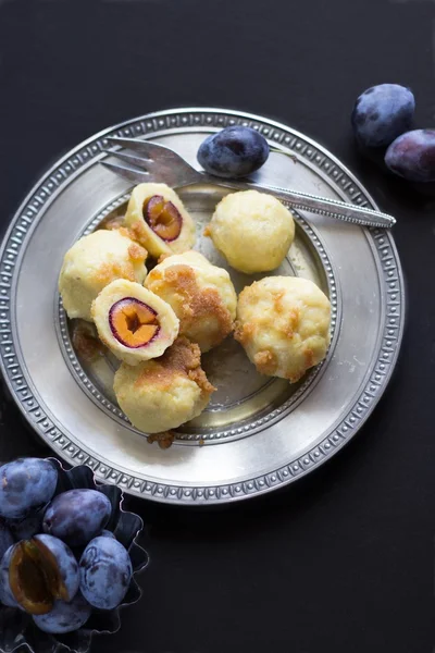 Aardappel Dumplings met pruimen — Stockfoto