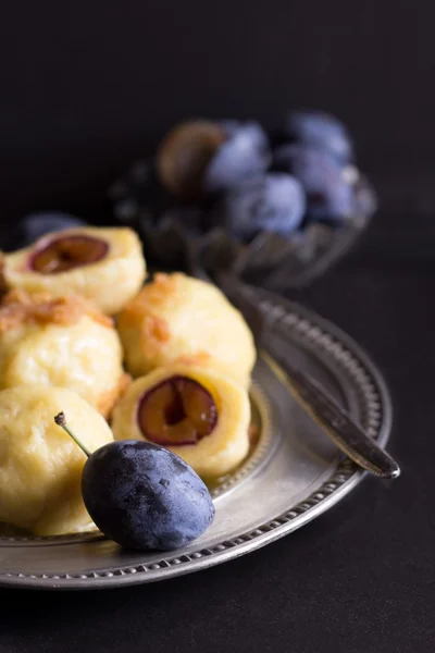 Aardappel Dumplings met pruimen — Stockfoto