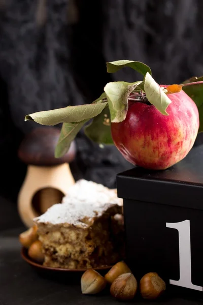 苹果与榛子的秋天蛋糕 — 图库照片