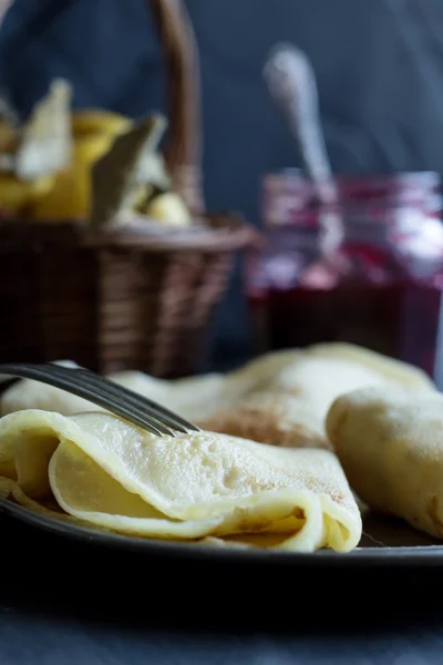 Franska crepes, sylt och äpplen - söt frukost — Stockfoto