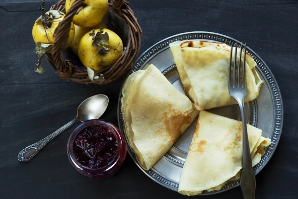 Franska crepes, sylt och äpplen - söt frukost — Stockfoto