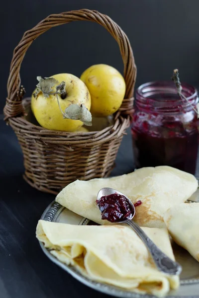 Franska crepes, sylt och äpplen - söt frukost — Stockfoto