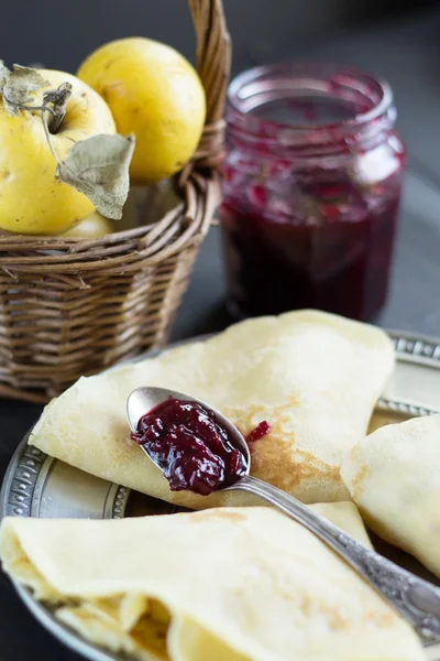 Franska crepes, sylt och äpplen - söt frukost — Stockfoto