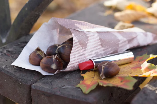 Castagne arrosto e rossetto rosso — Foto Stock