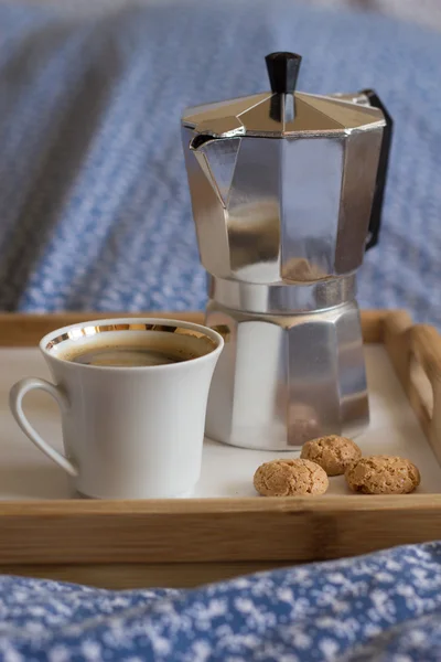 Koffie op een houten dienblad — Stockfoto