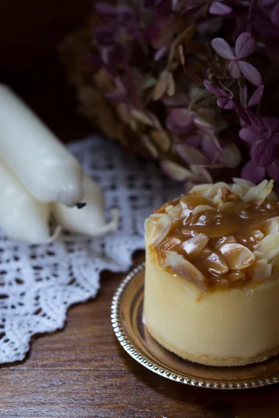 Savoureux gâteau au fromage au caramel et bougies — Photo