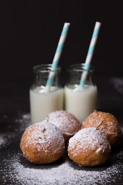 Пончики с желе и две бутылки молока — стоковое фото