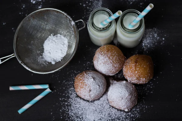 Gelei donuts en twee flessen melk — Stockfoto