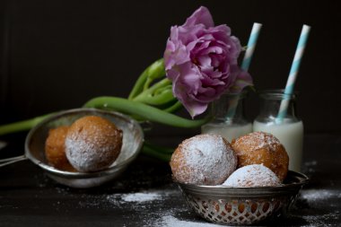 Reçelli çörek, Pembe Lale ve iki şişe süt