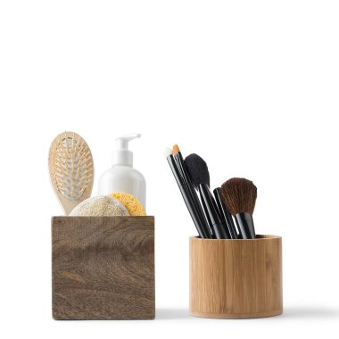 İzole edilmiş kozmetik ürünler ve fotokopi alanı olan beyaz bir arka plan. Cilt bakımı ve güzellik kavramı.