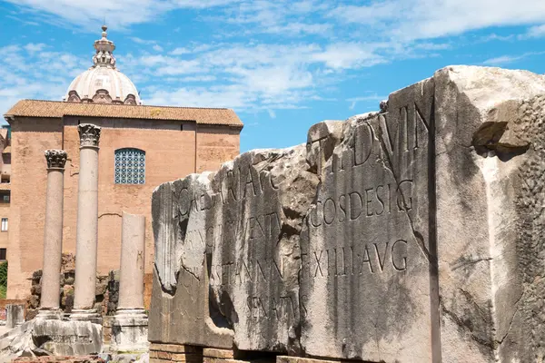 Ruinas romanas famosas en Roma — Foto de Stock