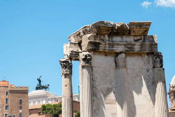 Célèbres ruines romaines à Rome — Photo