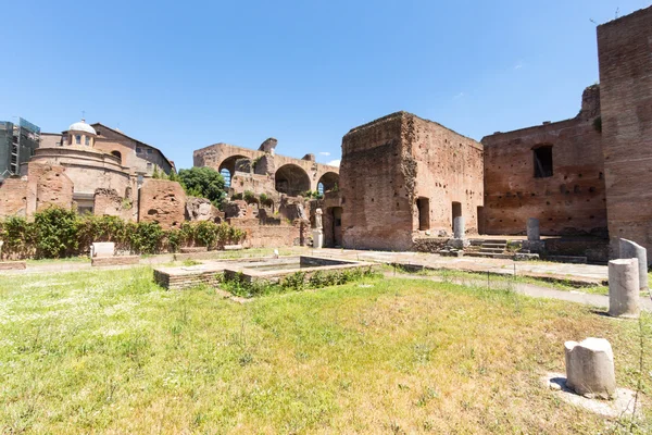 Ruínas romanas famosas em Roma — Fotografia de Stock