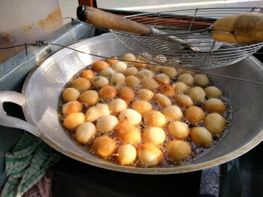 Kızarmakta olan geleneksel yiyecekler. (Batagor Bandung) Tofu ve hamur köftesi derisinin içine doldurulmuş uskumru balığı köftesi karışımından oluşur.