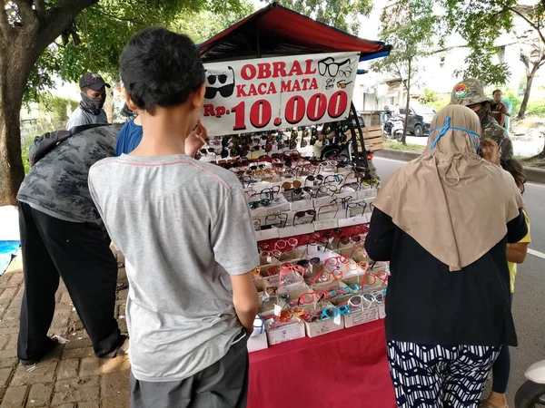 Jakarta Indonesië Mei 2020 Glazen Verkopers Die Kopers Bedienen Midden — Stockfoto