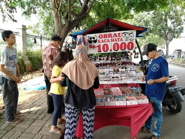 Jakarta Indonézia Május 2020 Szemüveg Eladók Akik Kiszolgálják Vásárlók Közepette — Stock Fotó