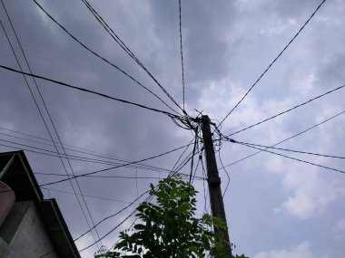 Bulutlu bir öğleden sonra elektrik direği