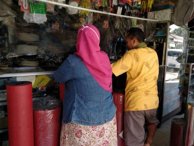 Tambun, Bekasi, Endonezya - 17 Haziran 2020: Yeni normal bir salgın covid 19 'un ortasında malzeme ve malzeme alıcıları