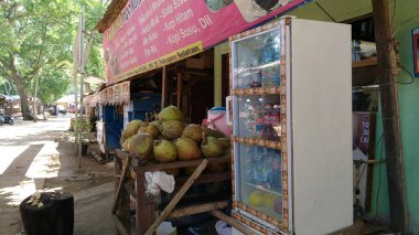 Tambun, Bekasi, Endonezya - 12 Temmuz 2020: Hindistan cevizi buzu satan bir dükkan