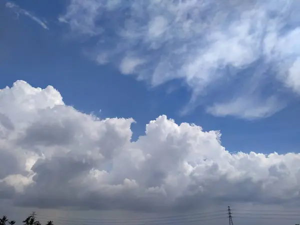 Strahlender Himmel Und Weiße Wolkenlandschaft — Stockfoto