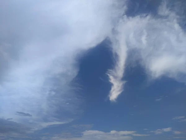 Strahlender Himmel Und Weiße Wolkenlandschaft — Stockfoto