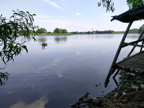 Atmosfera Jeziora Ciągu Dnia Istnieje Wiele Chaty — Zdjęcie stockowe