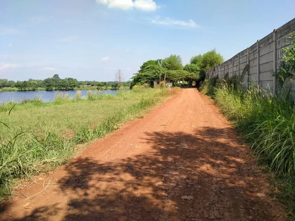 Estrada Vermelha Sujeira Usada Como Uma Trilha Bicicleta Lado Lago — Fotografia de Stock